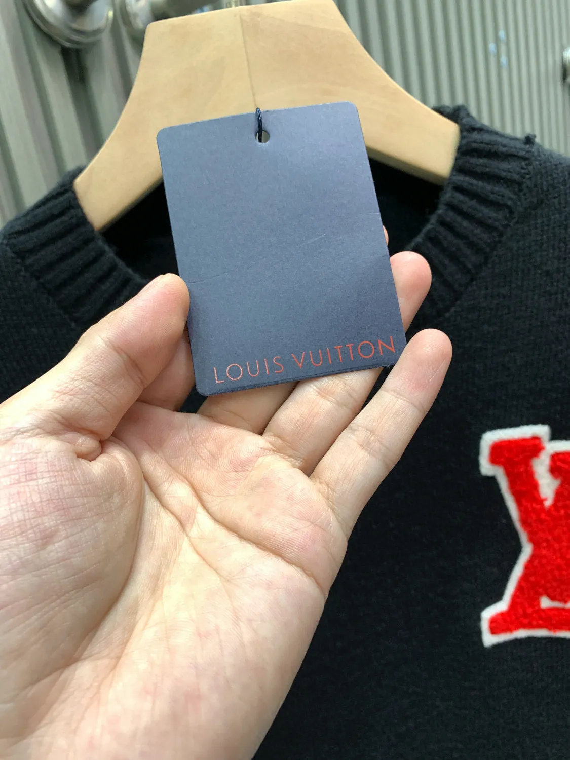 🅿️400 🀄️ Louis Vuitton 25Fw jacquard letter logo knitted woolen sweater on the front and back. The fabric is made of 82% sheep wool blended with 18% nylon cotton thread. It is made of imported jacquard machine woven pieces 6S thick needle cotton wool sweater. It has excellent thermal insulation performance. The jacquard process highlights the contrasting four-leaf clover and logo intarsia pattern, which enhances the three-dimensional sense and layering of the sweater. The fabric piece is woven using a 47W imported Stoll 3-needle ultra-fine machine from Germany. It is knitted at a parallel and even speed with reference to the original single-sided partial mesh bottom hanging wool structure. Each piece takes 270 minutes. During the weaving, 16 sand spits are used to alternately knit back and forth. The number of knitting rows for a single piece of front garment hanging wool is as high as 6352. There are so many knots in the newly woven garments that it requires pure manual thread picking and knot head inspection. Seam picking/washing can only be carried out after spot inspection.